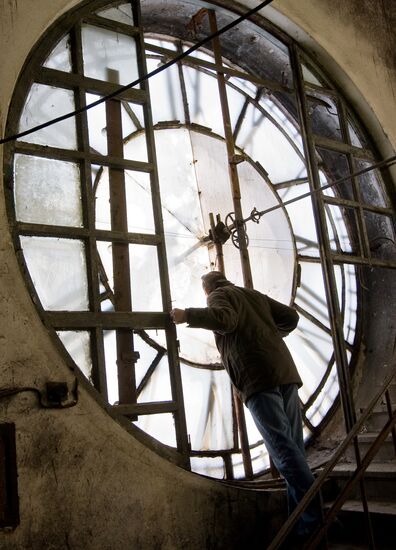 Setting the clocks ahead by an hour