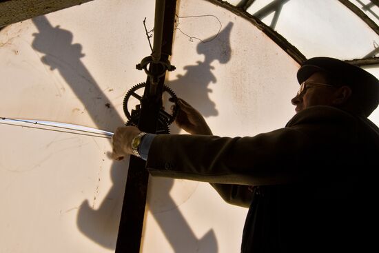 Setting the clocks ahead by an hour
