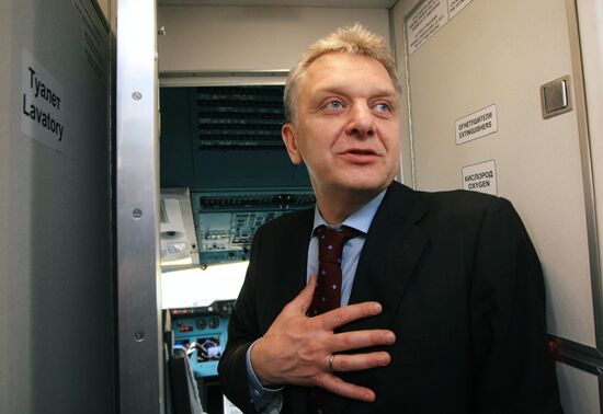 Russian Industry and Trade Minister inside Tu-204