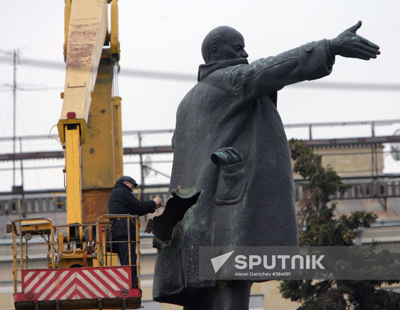 Lenin monument damaged by explosion in St. Petersburg