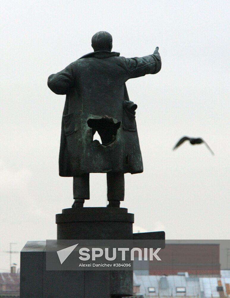 Lenin monument damaged by explosion in St. Petersburg