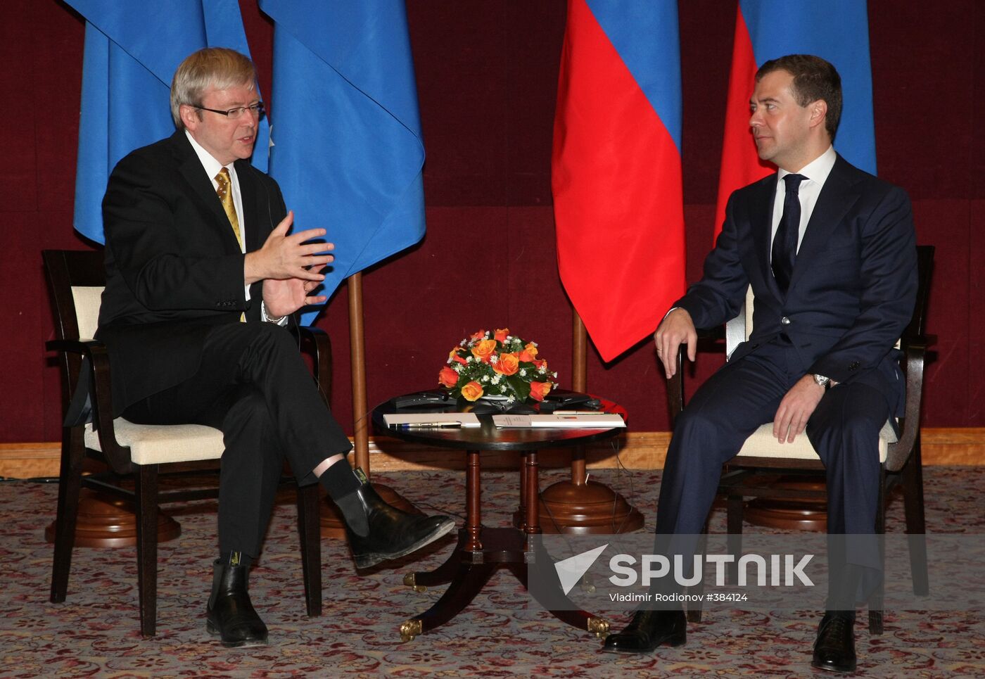Dmitry Medvedev and Kevin Rudd meet during G20 summit