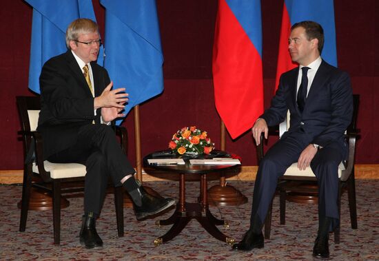 Dmitry Medvedev and Kevin Rudd meet during G20 summit