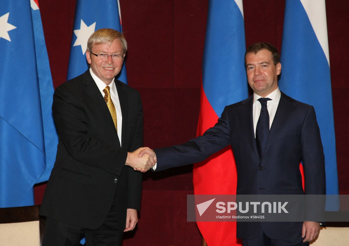 Dmitry Medvedev and Kevin Rudd meet during G20 summit