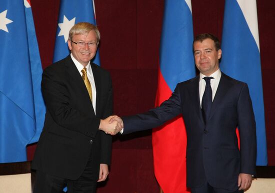 Dmitry Medvedev and Kevin Rudd meet during G20 summit