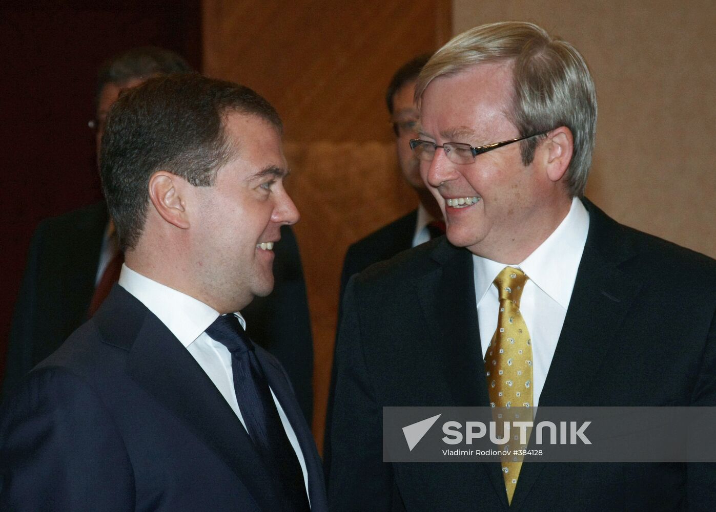 Dmitry Medvedev and Kevin Rudd meet during G20 summit