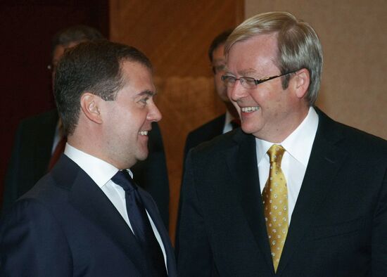 Dmitry Medvedev and Kevin Rudd meet during G20 summit