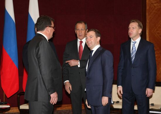 Dmitry Medvedev and Kevin Rudd meet during G20 summit