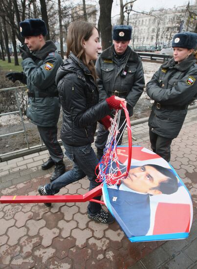 Boot-throwing competition in Moscow