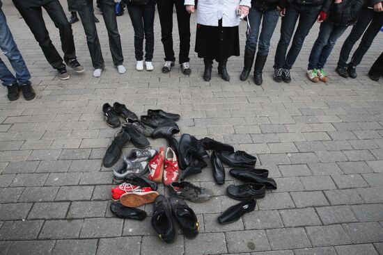 Boot-throwing competition in Moscow