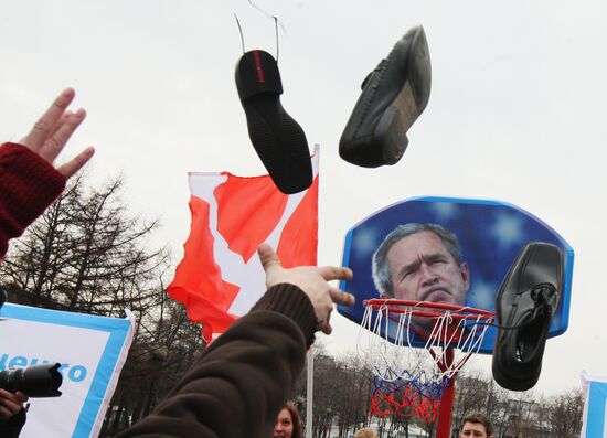 Boot-throwing competition in Moscow