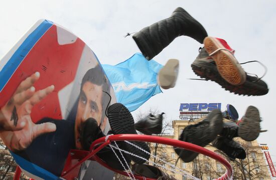 Boot-throwing competition in Moscow