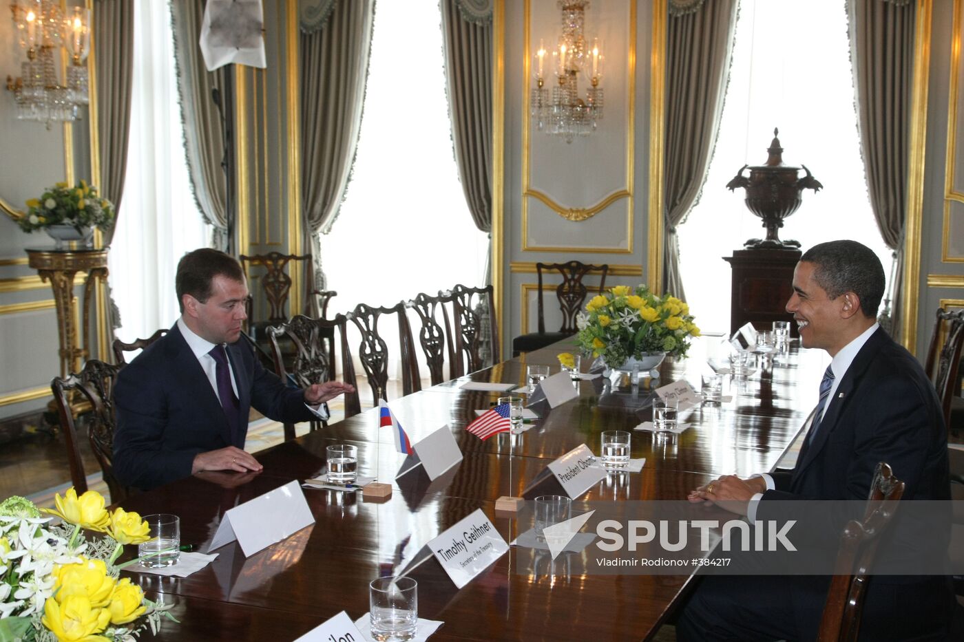 Dmitry Medvedev meets with Barack Obama