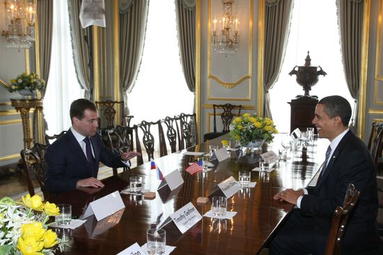 Dmitry Medvedev meets with Barack Obama