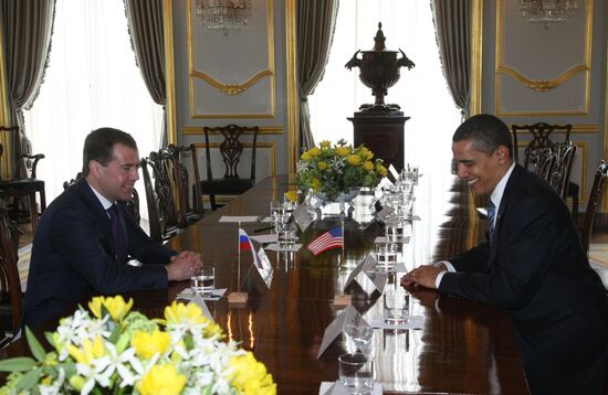 Dmitry Medvedev meets with Barack Obama
