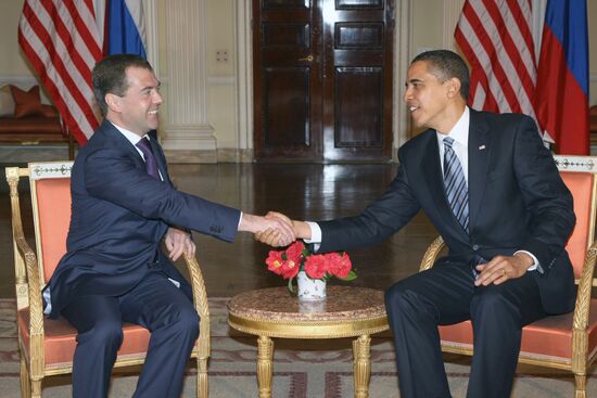 Dmitry Medvedev meets with Barack Obama