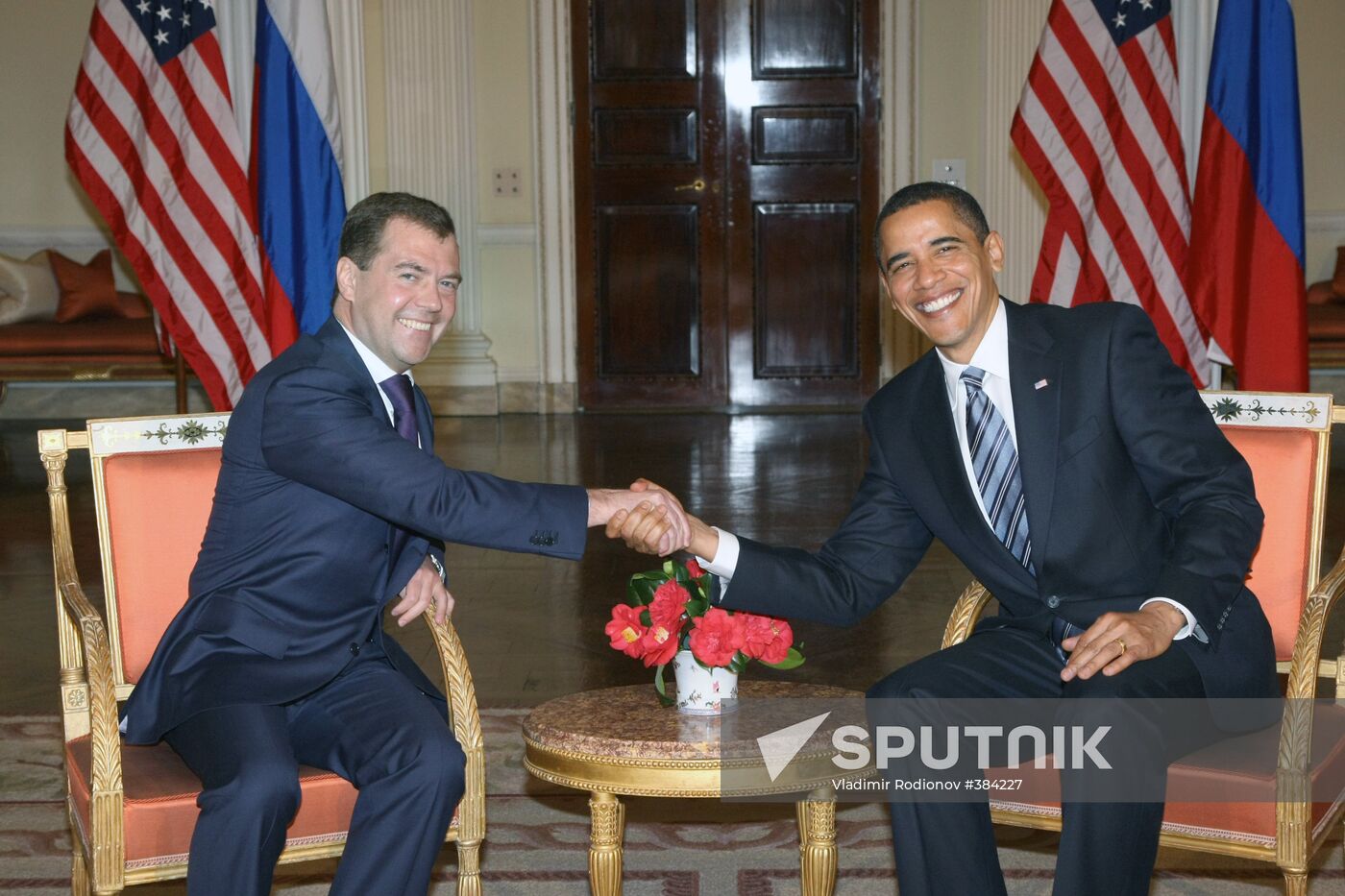 Dmitry Medvedev meets with Barack Obama