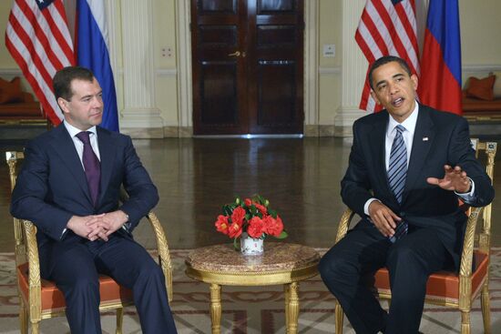 Dmitry Medvedev meets with Barack Obama