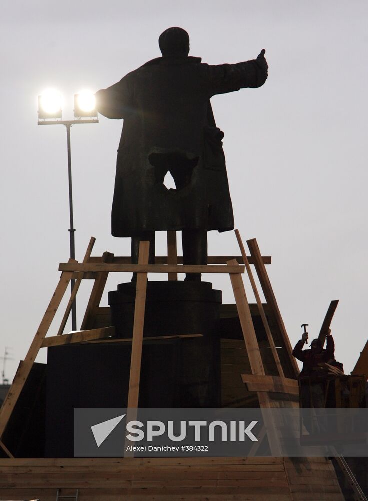 Monument to Lenin damaged by explosion in St. Petersburg