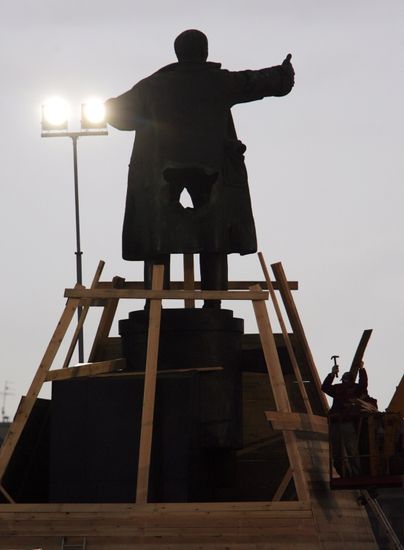 Monument to Lenin damaged by explosion in St. Petersburg