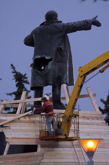 Monument to Lenin damaged by explosion in St. Petersburg