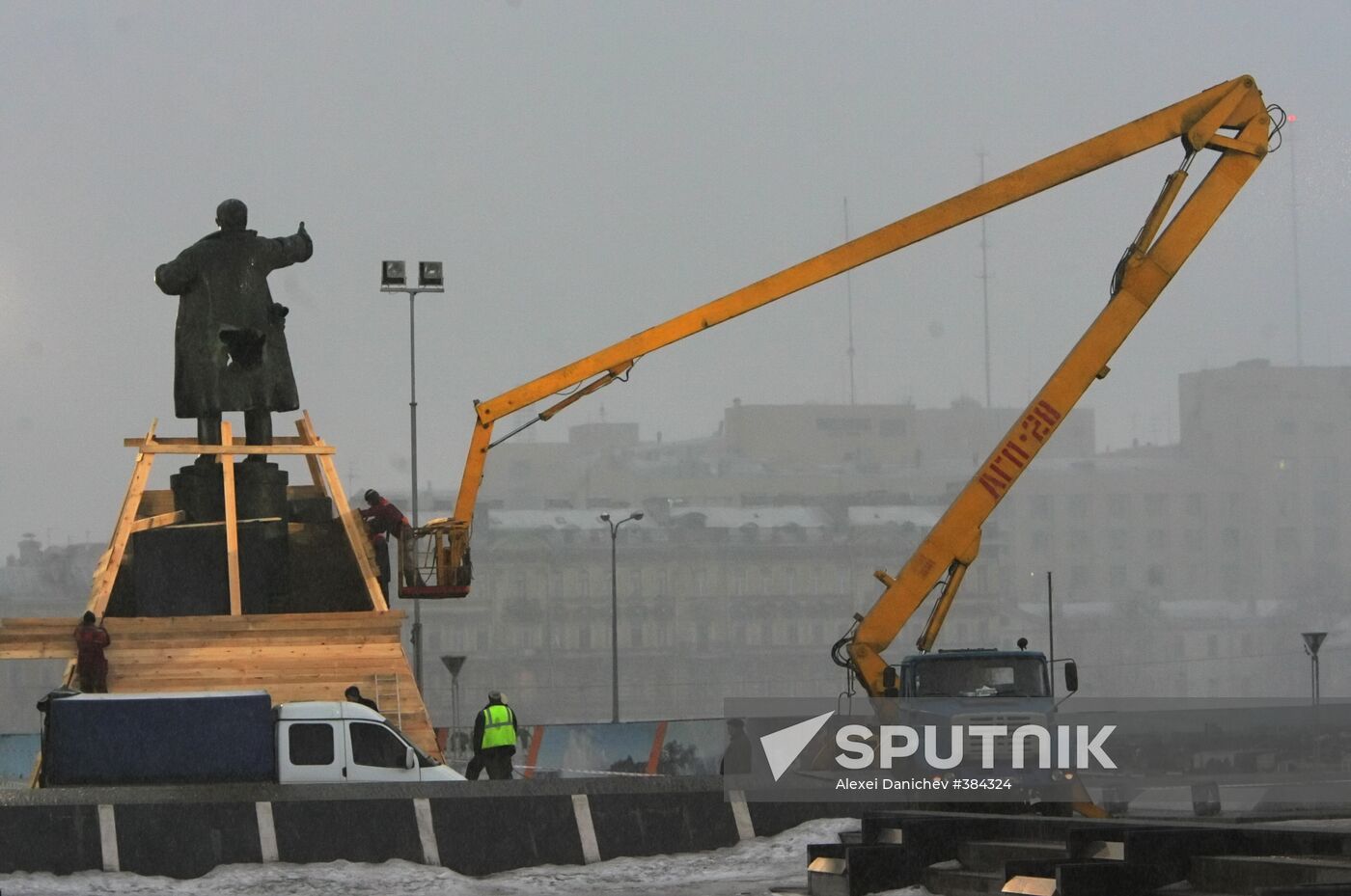 Monument to Lenin damaged by explosion in St. Petersburg