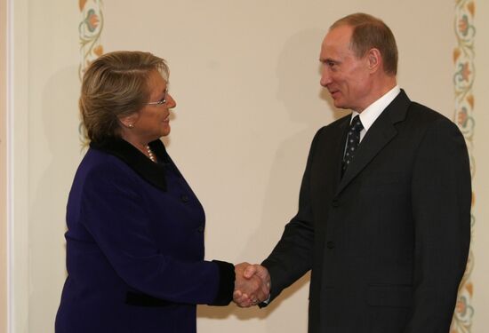 Vladimir Putin meets with Michelle Bachelet
