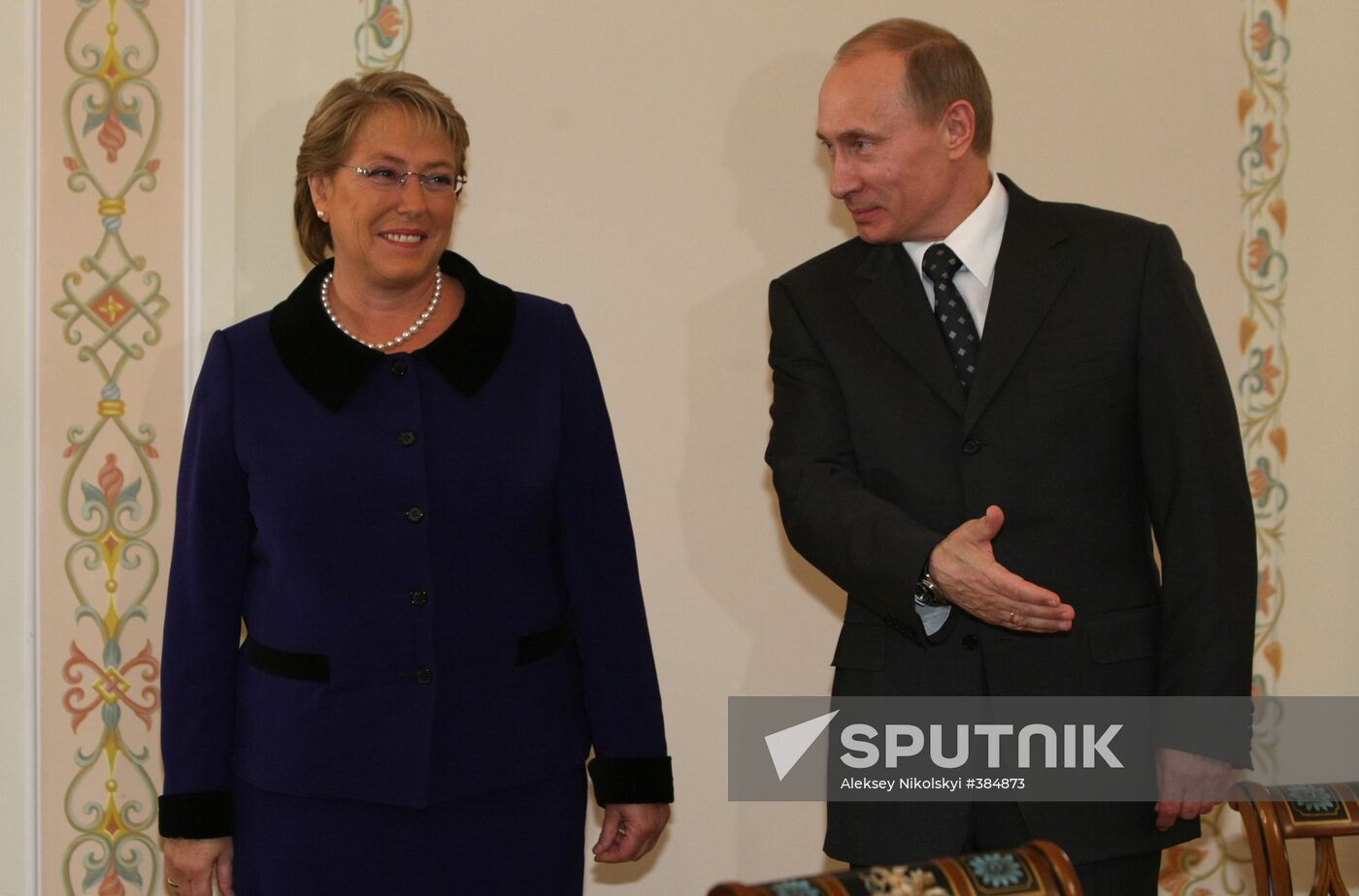 Vladimir Putin meets with Michelle Bachelet
