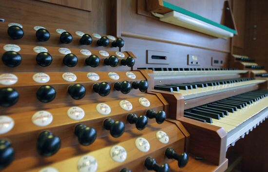Installation of organ at St. Petersburg Conservatory