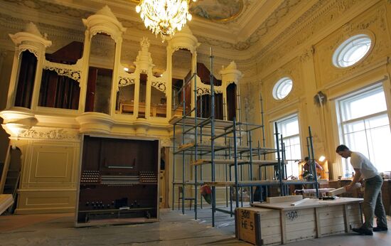 Installation of organ at St. Petersburg Conservatory