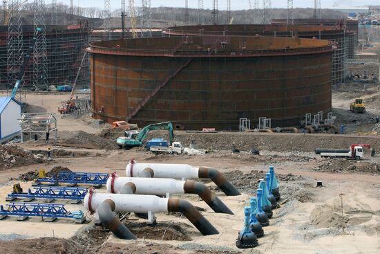 Building a special oil-exporting seaport in Kozmino harbor