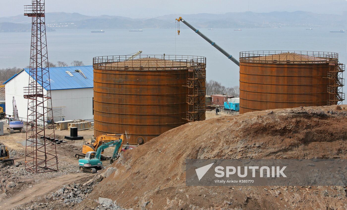 Building a special oil-exporting seaport in Kozmino harbor