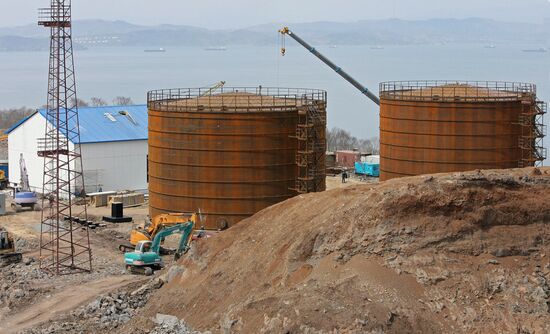 Building a special oil-exporting seaport in Kozmino harbor