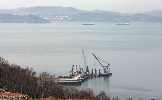 Building a special oil-exporting seaport in Kozmino harbor