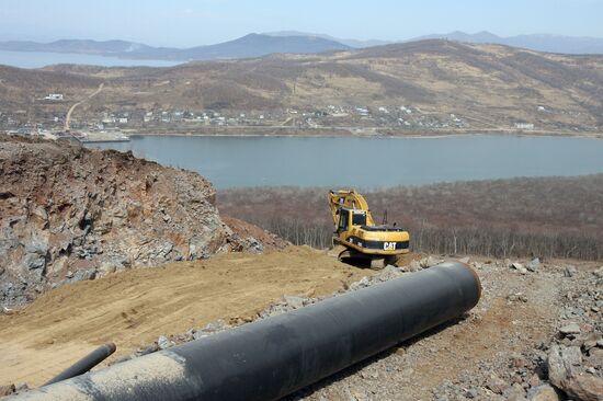 Building a special oil-exporting seaport in Kozmino harbor