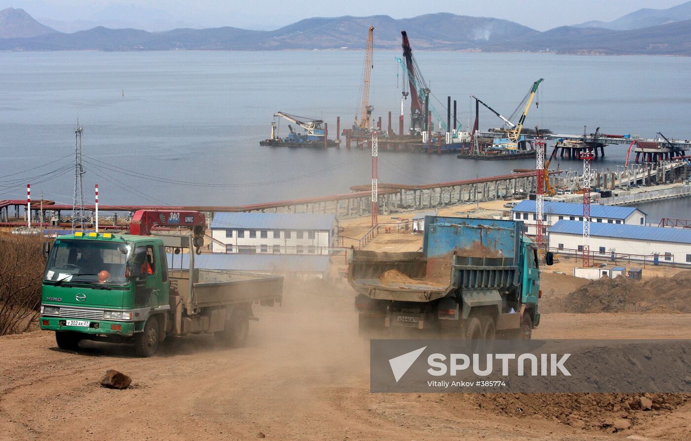 Building a special oil-exporting seaport in Kozmino harbor