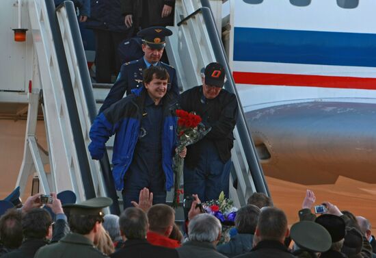 Welcome ceremony for crew members of Expedition 18 to ISS