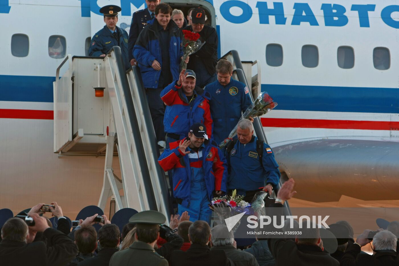 Welcome ceremony for crew members of Expedition 18 to ISS