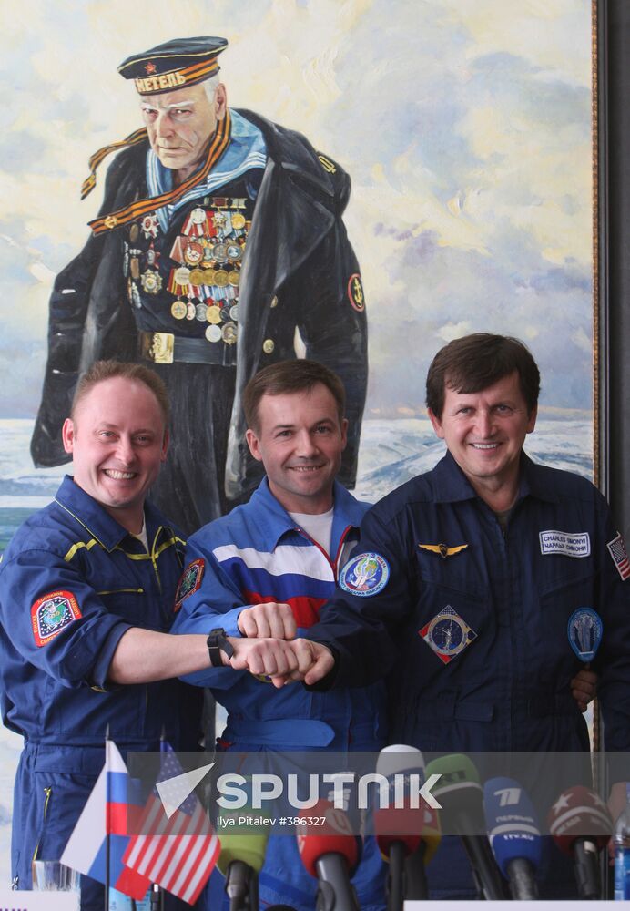 Star City press conference given by 18th ISS expedition