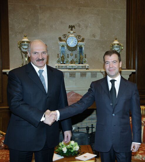 Russian president meets with his Belarusian counterpart in Gorki