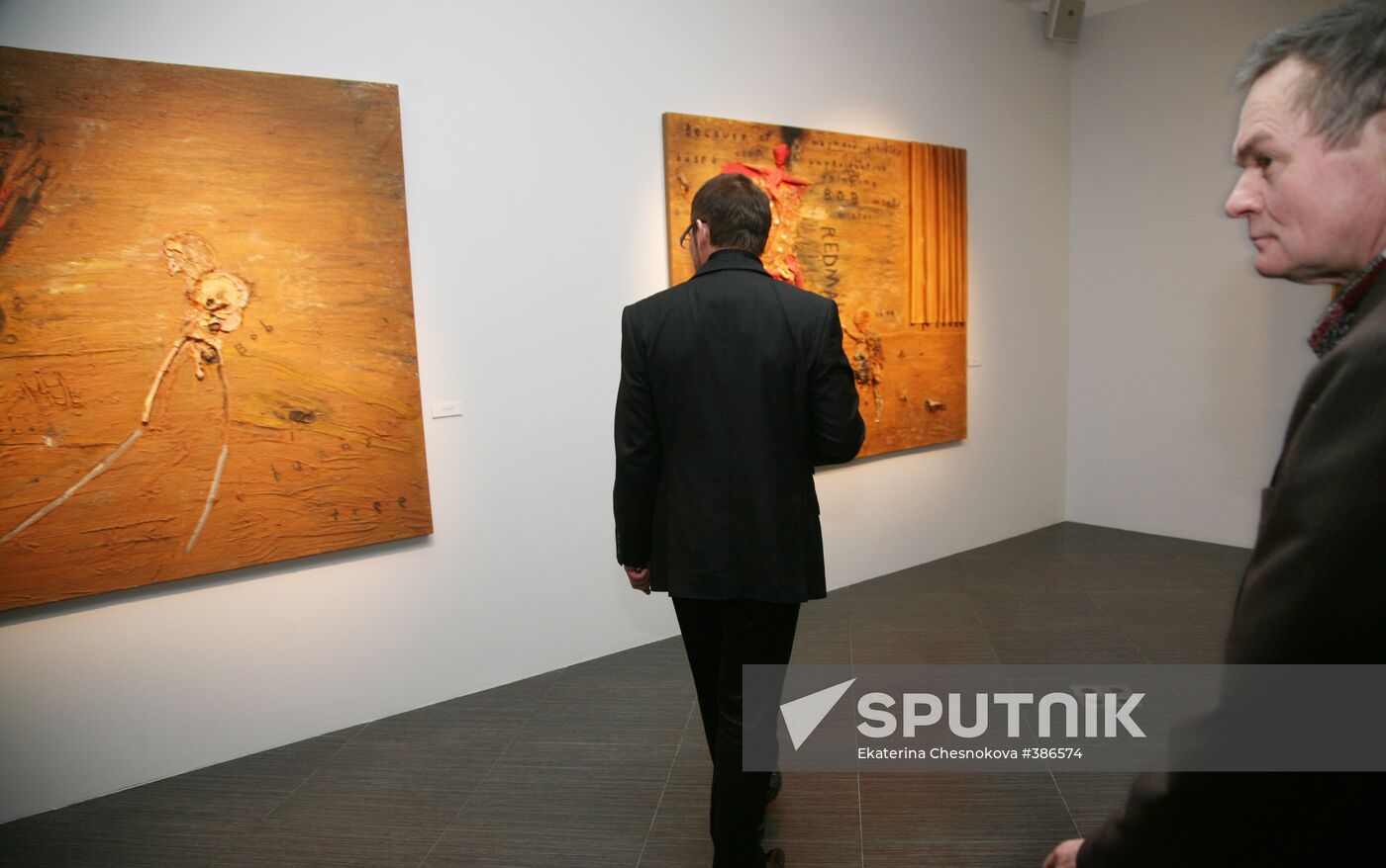 David Lynch's 'The Air is on Fire' exhibition opens in Moscow