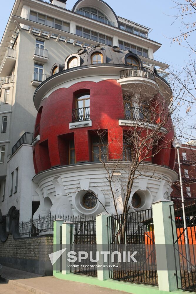 An egg-shaped house on Mashkov Street