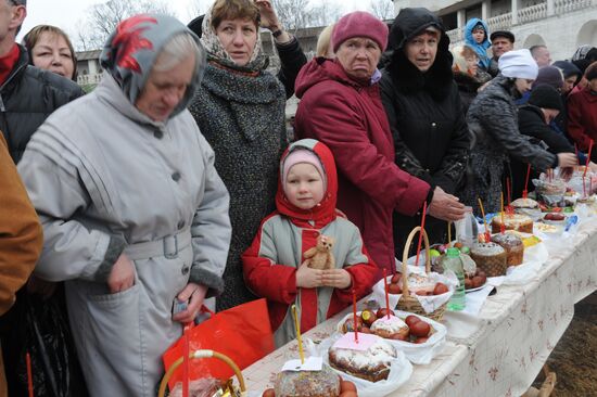 Easter cakes blessed in New Jerusalem Monastery