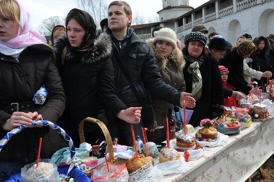 Easter cakes blessed in New Jerusalem Monastery