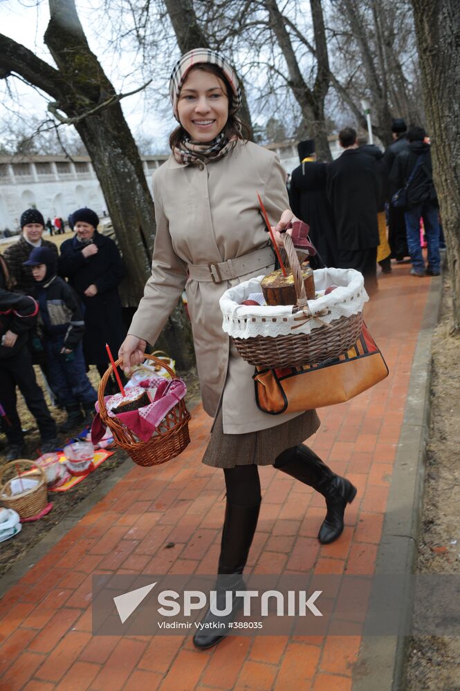 Easter cakes blessed in New Jerusalem Monastery