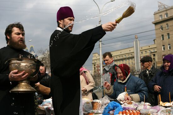 Easter cakes and eggs blessed in Novosibirsk