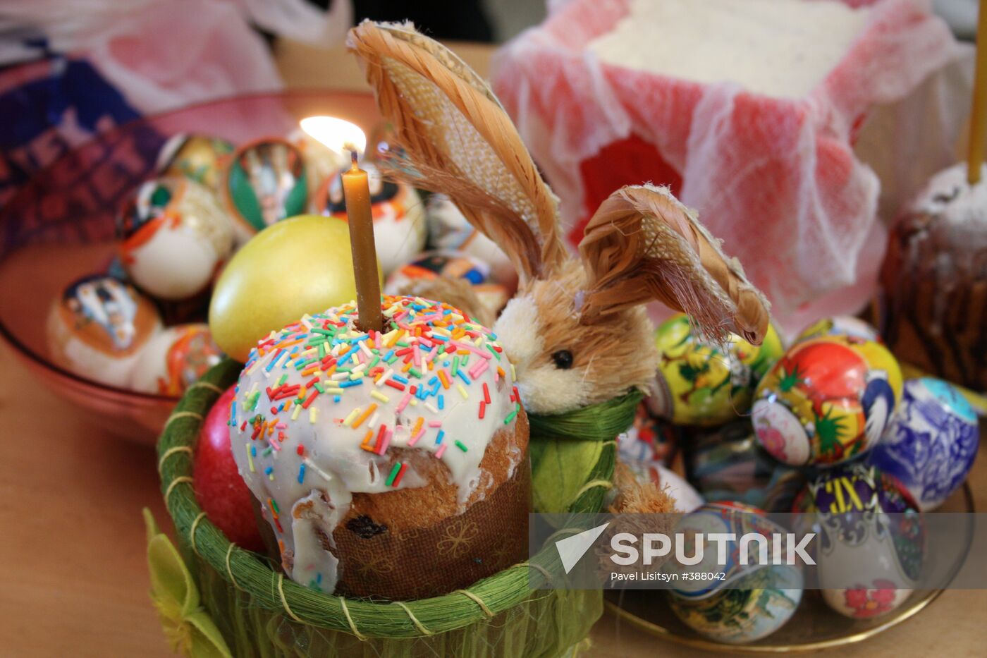 Easter cakes and painted eggs