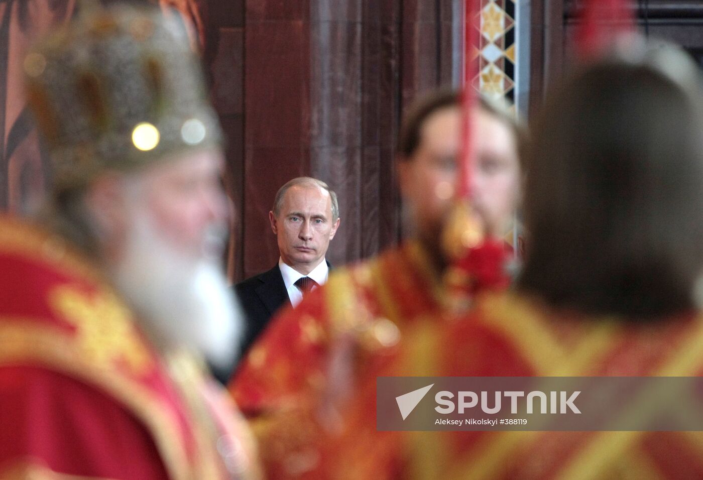 Russian PM attends Easter service in Moscow