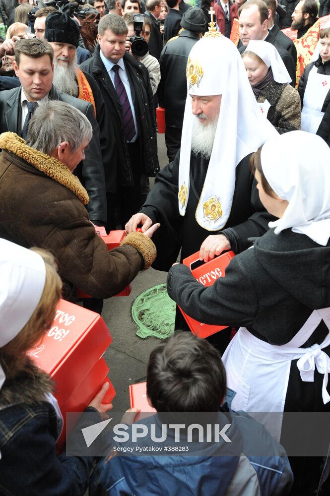 Patriarch of Moscow gives out Easter gifts