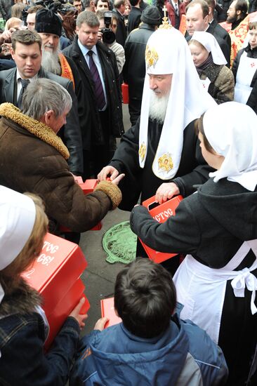 Patriarch of Moscow gives out Easter gifts
